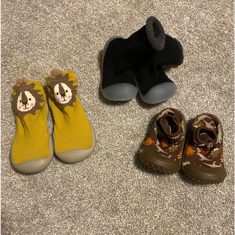 Lot of stretchy sock shoes